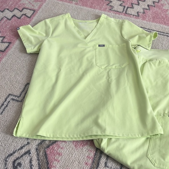 Figs Women's Scrub Set in Light Green - Picture 3 of 9